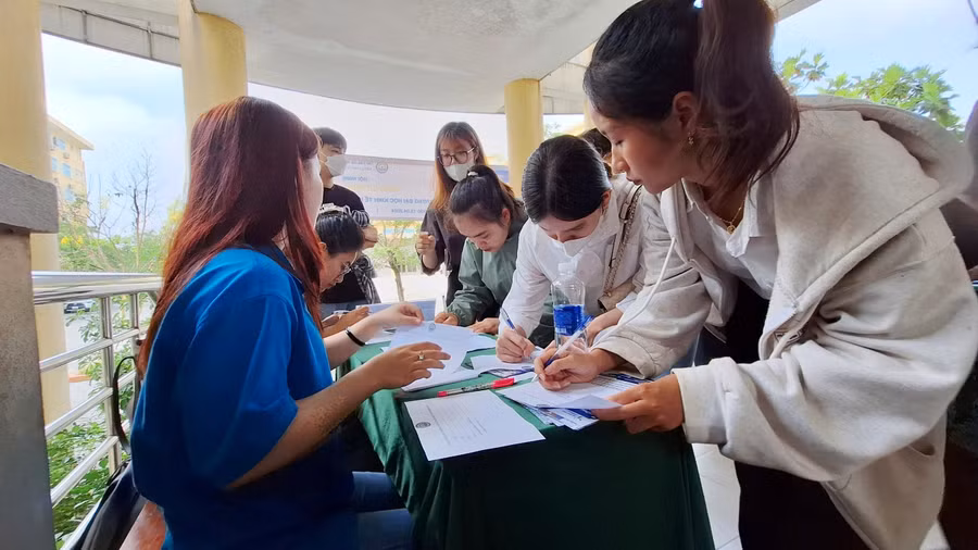 Trên dưới 1.000 sinh viên đến tham dự ngày hội.