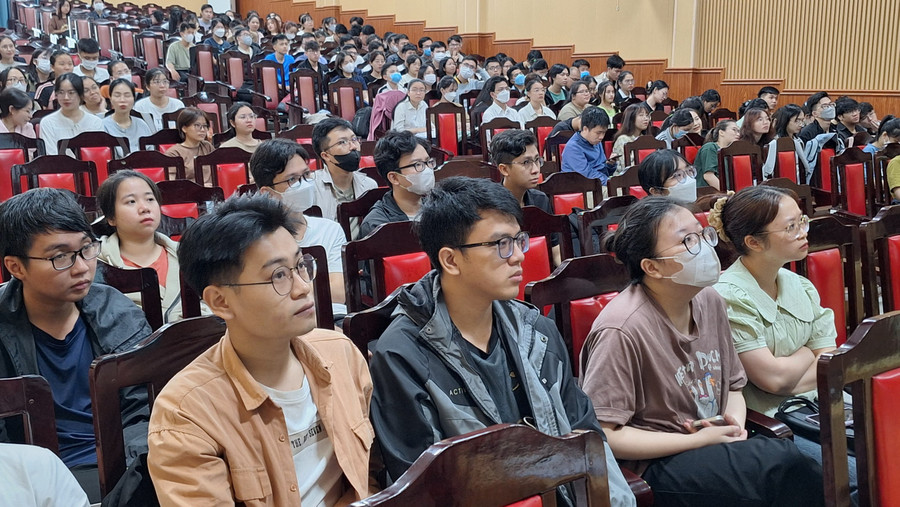 Sinh viên ĐH Y - Dược, ĐH Huế sắp tốt nghiệp ra trường chăm chú và hào hứng lắng nghe nhiều kiến thức bổ ích và thực tế tình hình nghề nghiệp khối ngành y dược. (Ảnh: Đại Dương) Sinh viên ĐH Y - Dược, ĐH Huế sắp tốt nghiệp ra trường chăm chú và hào hứng lắng nghe nhiều kiến thức bổ ích và thực tế tình hình nghề nghiệp khối ngành y dược. (Ảnh: Đại Dương)