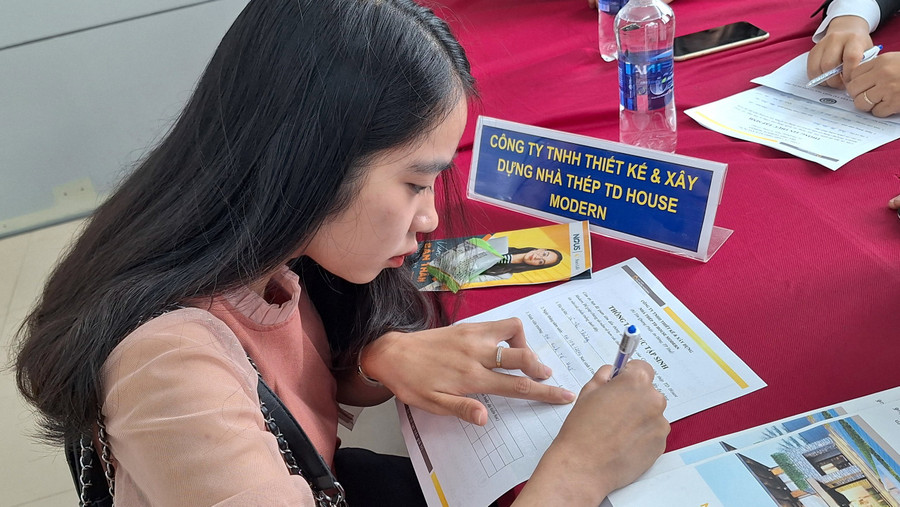 Điền thông tin hồ sơ cũng là khâu cần sự chi tiết và cẩn thận.