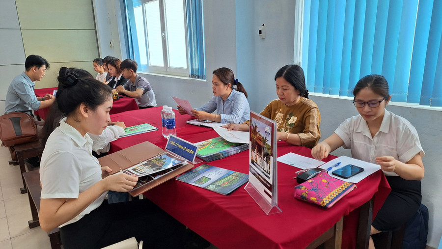 Các gian hàng của nhiều công ty được đặt hợp lý, mát mẻ cho sinh viên đến ứng tuyển. (Ảnh: Đại Dương)