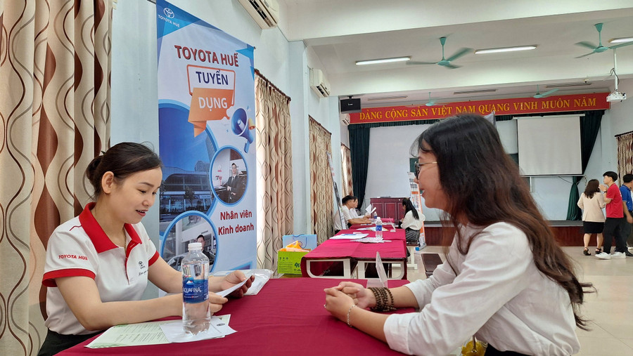 Em Lê Thị Kiều Linh (phải) thoải mái khi trả lời các câu hỏi của nhà tuyển dụng.