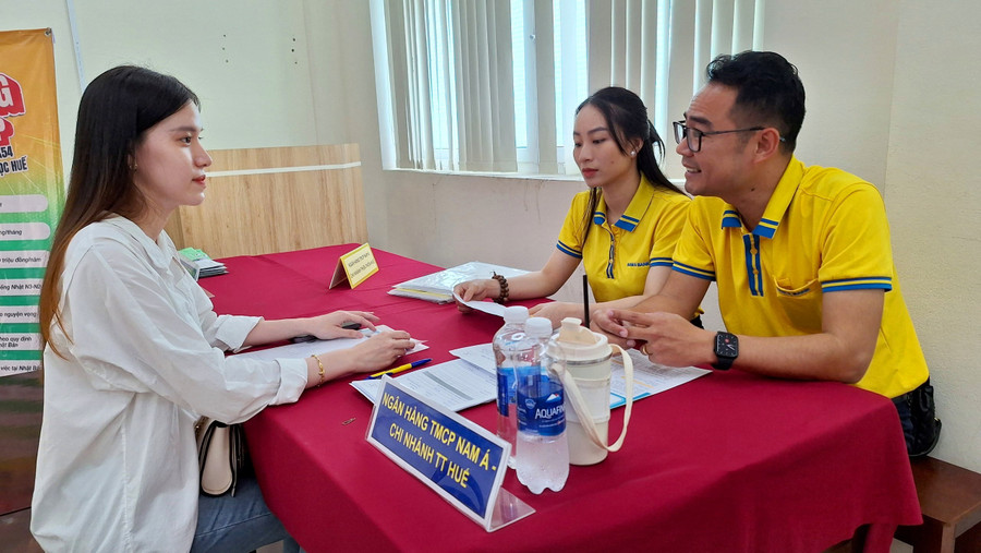 Một nữ ứng viên tự tin khi phỏng vấn tại công ty.