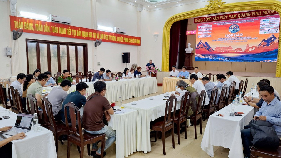 Họp báo giải đua xe ô tô địa hình. (Ảnh: Đại Dương). Họp báo giải đua xe ô tô địa hình. (Ảnh: Đại Dương).