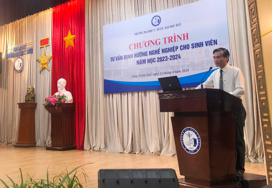 PGS.TS Hoàng Bùi Bảo, Phó Hiệu trưởng Trường ĐH Y - Dược, ĐH Huế phát biểu khai mạc chương trình. PGS.TS Hoàng Bùi Bảo, Phó Hiệu trưởng Trường ĐH Y - Dược, ĐH Huế phát biểu khai mạc chương trình.