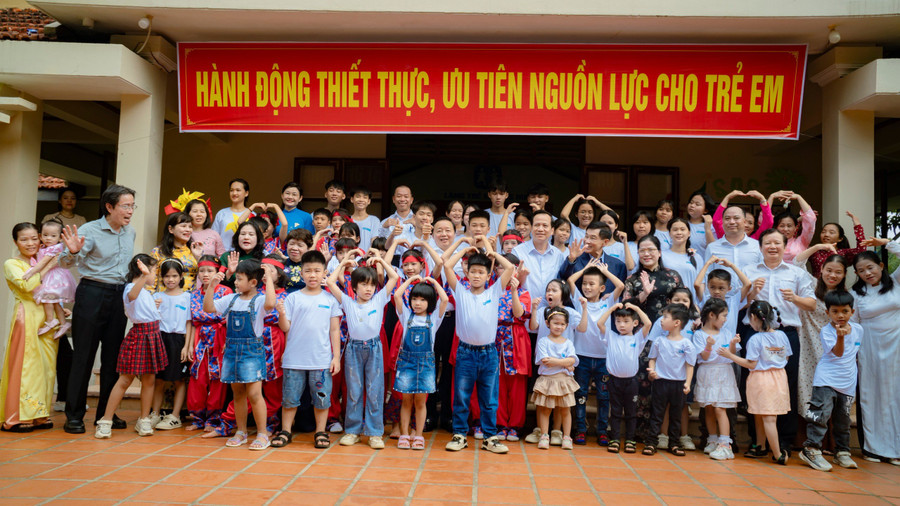 Đoàn chụp ảnh cùng Làng trẻ em SOS Huế. (Ảnh: N.H)