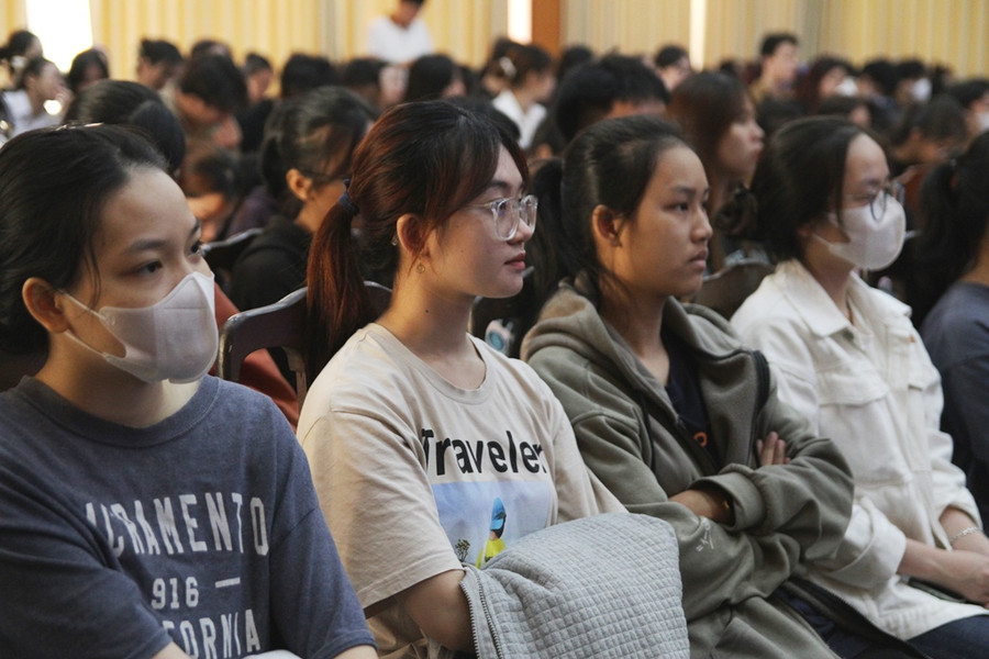 Sinh viên chăm chú theo dõi Hội nghị. Sinh viên chăm chú theo dõi Hội nghị.