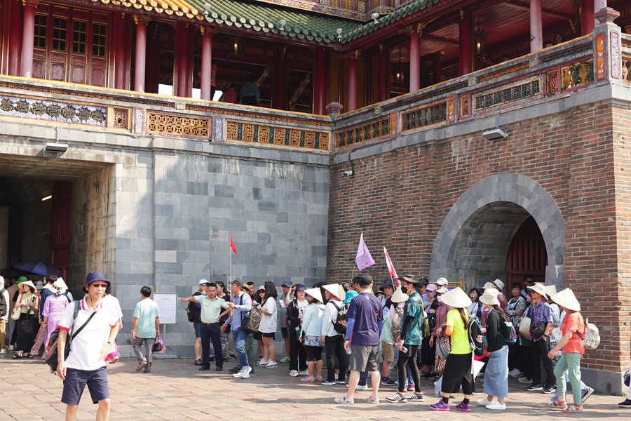 Năm nay khách đến tham quan di tích Huế tăng 15,8%.