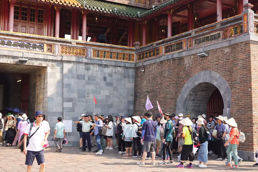 Năm nay khách đến tham quan di tích Huế tăng 15,8%.