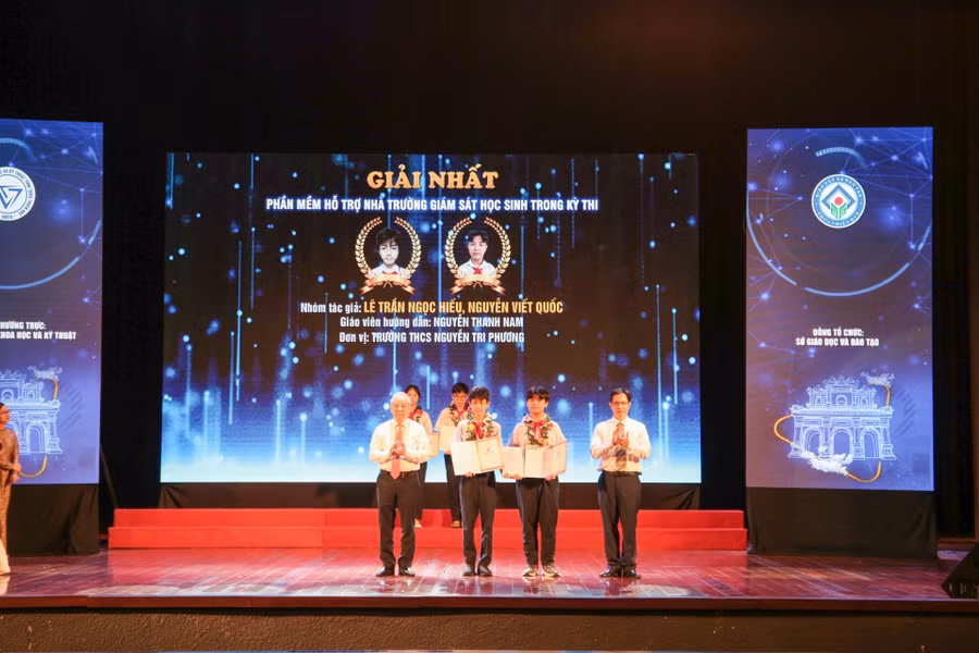 Trao giải Nhất cho đề tài “Phần mềm hỗ trợ nhà trường giám sát học sinh trong kỳ thi” của nhóm học sinh Lê Trần Ngọc Hiếu, Nguyễn Viết Quốc, Trường THCS Nguyễn Tri Phương (TP Huế). Trao giải Nhất cho đề tài “Phần mềm hỗ trợ nhà trường giám sát học sinh trong kỳ thi” của nhóm học sinh Lê Trần Ngọc Hiếu, Nguyễn Viết Quốc, Trường THCS Nguyễn Tri Phương (TP Huế).