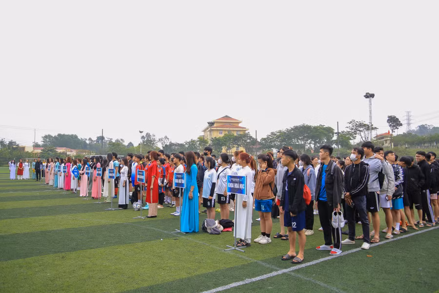 Đại biểu và các đội bóng tham gia giải bóng đá.