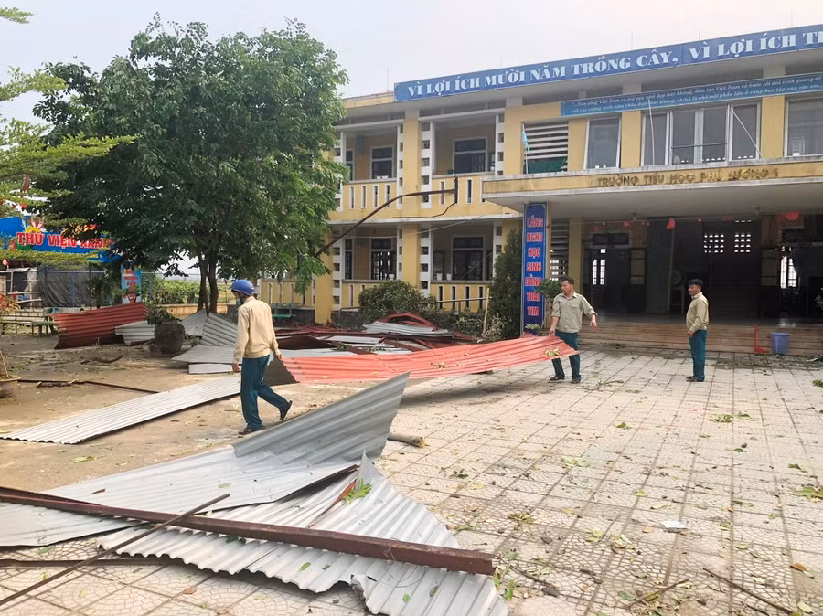 Các lực lượng xử lý hậu quả trận giông lốc lớn. Trường Tiểu học Phú Lương 1, huyện Phú Vang nằm ở vùng thấp trũng nhất của huyện, nhiều năm qua còn thường xuyên chịu ảnh hưởng lũ lụt. Các lực lượng xử lý hậu quả trận giông lốc lớn. Trường Tiểu học Phú Lương 1, huyện Phú Vang nằm ở vùng thấp trũng nhất của huyện, nhiều năm qua còn thường xuyên chịu ảnh hưởng lũ lụt.