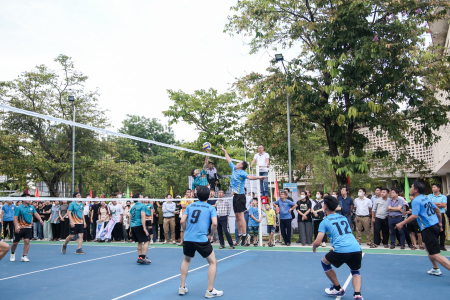 Những pha bóng tranh tài hấp dẫn, gay cấn đến từ 2 đội bóng.