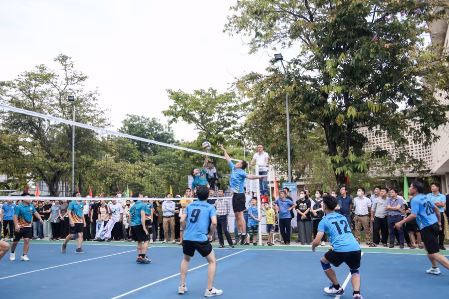 Những pha bóng tranh tài hấp dẫn, gay cấn đến từ 2 đội bóng.