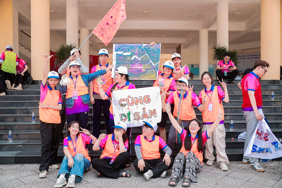 "Hùng biện tiếng Anh cùng di sản Huế" là chủ đề chính cuộc thi. Các thí sinh tham gia đều rất hào hứng. "Hùng biện tiếng Anh cùng di sản Huế" là chủ đề chính cuộc thi. Các thí sinh tham gia đều rất hào hứng.