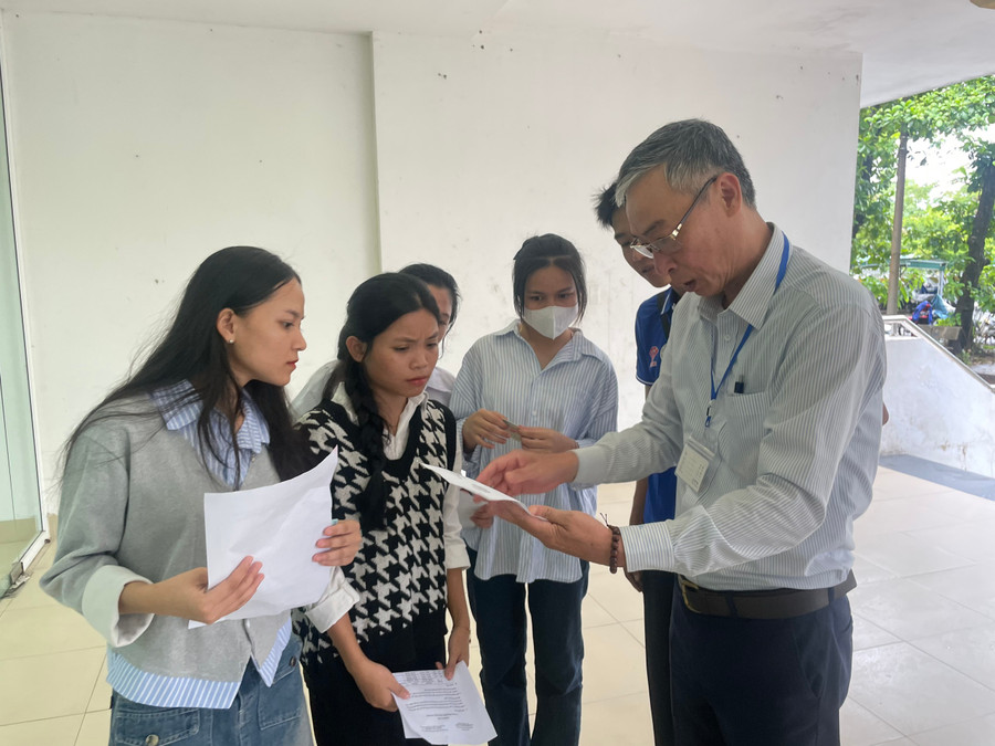 Hướng dẫn phòng thi cho thí sinh. Hướng dẫn phòng thi cho thí sinh.