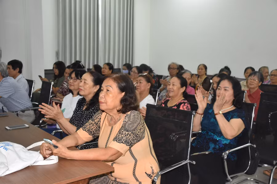 Đại hội diễn ra trong bầu không khí hân hoan, phấn khởi và vui tươi.