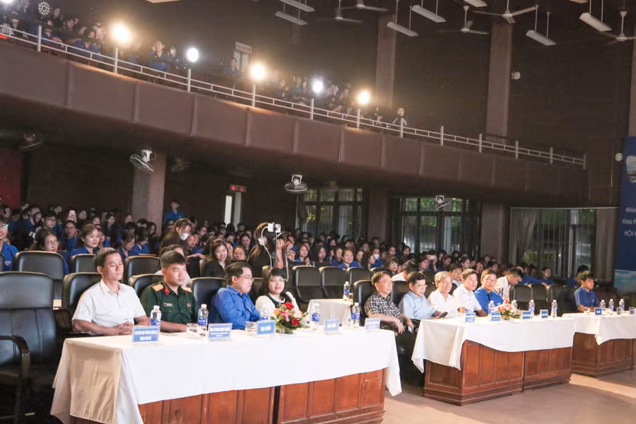 Các đại biểu, khách mời cùng hàng trăm sinh viên tham gia chương trình.