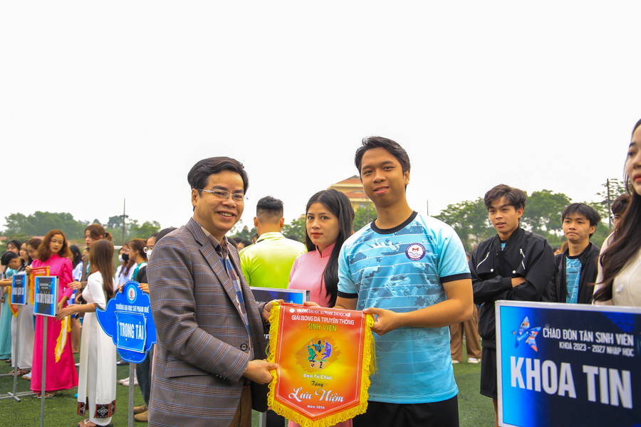 PGS.TS Nguyễn Thành Nhân - Phó Hiệu trưởng Trường ĐH Sư phạm, ĐH Huế tặng cờ lưu niệm cho các đội bóng và tổ trọng tài. PGS.TS Nguyễn Thành Nhân - Phó Hiệu trưởng Trường ĐH Sư phạm, ĐH Huế tặng cờ lưu niệm cho các đội bóng và tổ trọng tài.