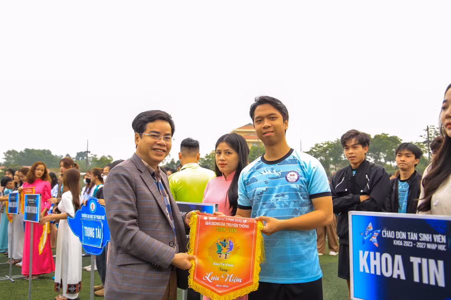 PGS.TS Nguyễn Thành Nhân - Phó Hiệu trưởng Trường ĐH Sư phạm, ĐH Huế tặng cờ lưu niệm cho các đội bóng và tổ trọng tài.