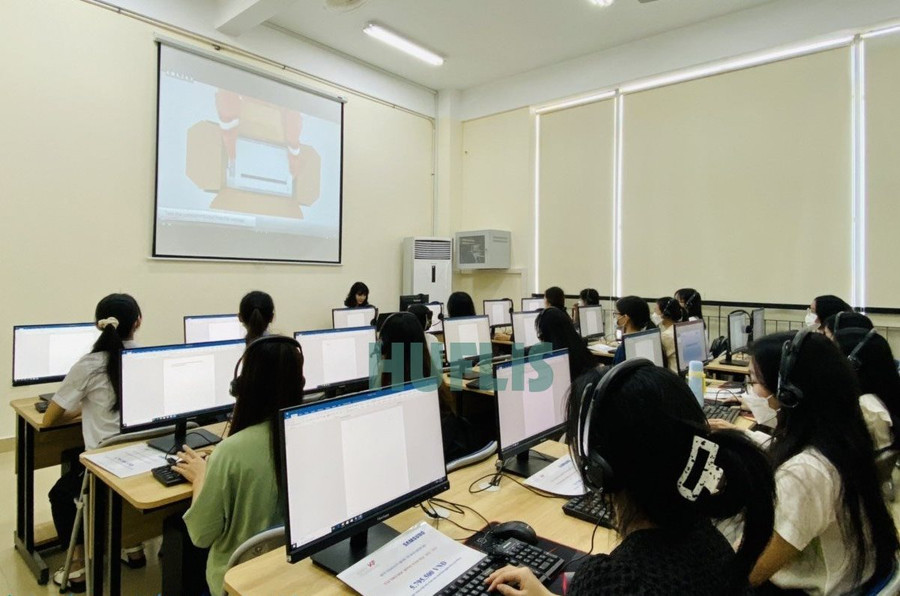 Sinh viên Trường ĐH Ngoại ngữ, ĐH Huế. Sinh viên Trường ĐH Ngoại ngữ, ĐH Huế.