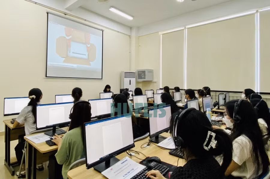 Sinh viên Trường ĐH Ngoại ngữ, ĐH Huế.