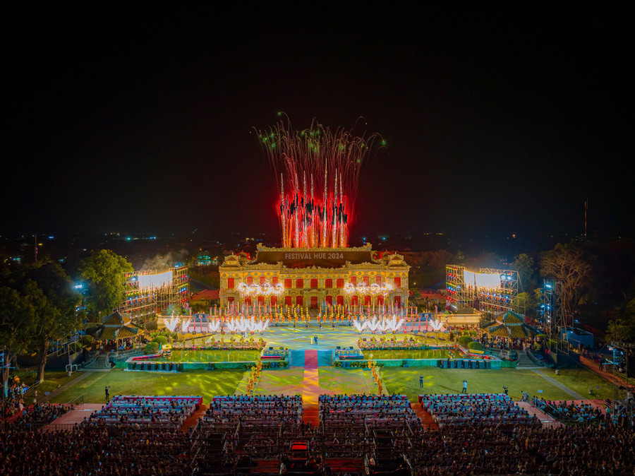 Pháo hoa rực sáng nền điện Kiến Trung, là lời chào giã bạn qua 1 tuần lễ sôi động. (Ảnh: Đình Hoàng). Pháo hoa rực sáng nền điện Kiến Trung, là lời chào giã bạn qua 1 tuần lễ sôi động. (Ảnh: Đình Hoàng).