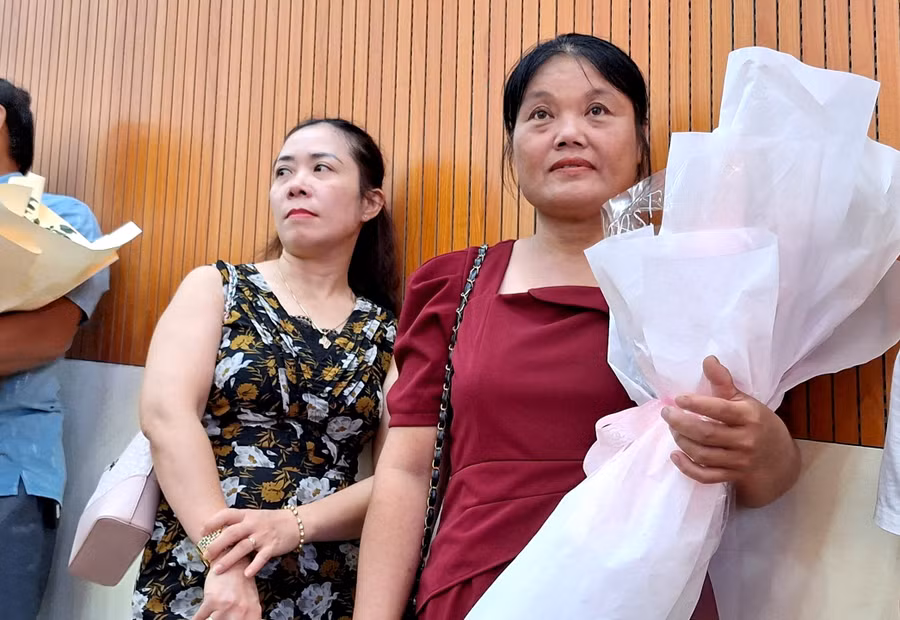 Phụ huynh vui mừng trong buổi lễ trao bằng.