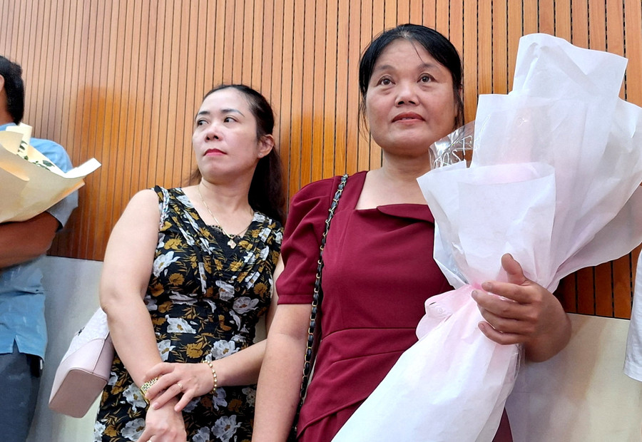 Phụ huynh vui mừng trong buổi lễ trao bằng.