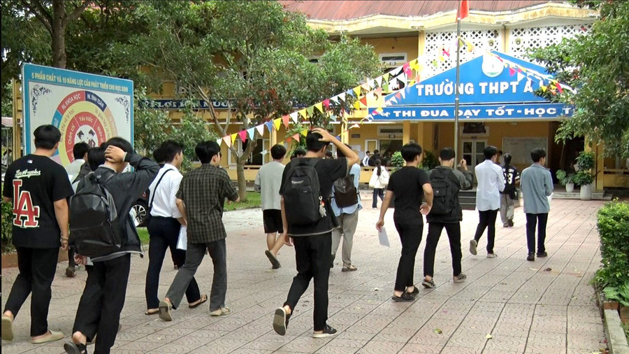 Tại điểm thi Trường THPT A Lưới. Tại điểm thi Trường THPT A Lưới.