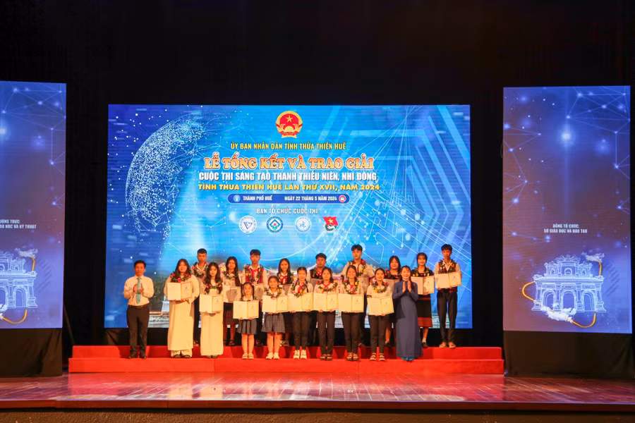 Trao giải Ba cho các đề tài của học sinh đoạt giải. Trao giải Ba cho các đề tài của học sinh đoạt giải.