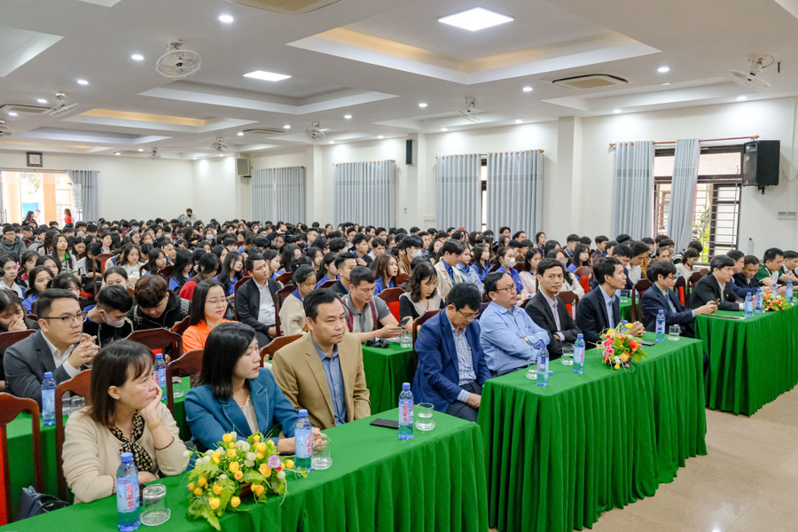 Ngày hội thu hút gần 1.000 học sinh THPT trên địa bàn tỉnh Thừa Thiên Huế tham gia. Ngày hội thu hút gần 1.000 học sinh THPT trên địa bàn tỉnh Thừa Thiên Huế tham gia.