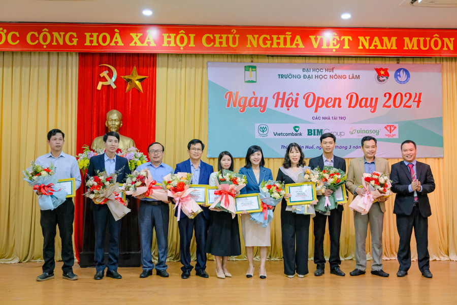 Tặng hoa chúc mừng đại diện Ban giám hiệu các trường THPT. Tặng hoa chúc mừng đại diện Ban giám hiệu các trường THPT.