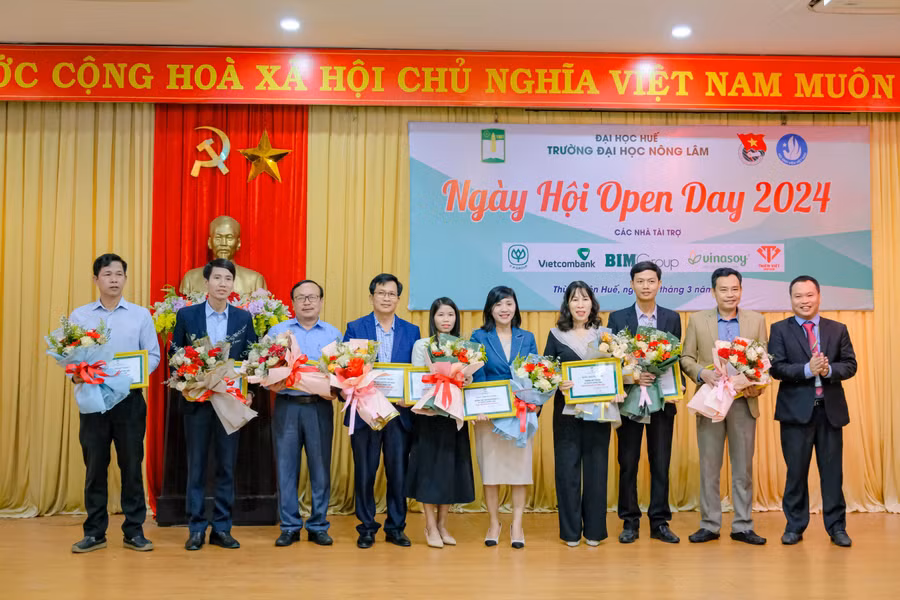 Tặng hoa chúc mừng đại diện Ban giám hiệu các trường THPT.