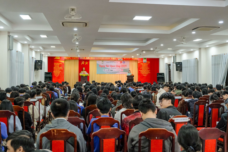 Ngày hội thu hút gần 1.000 học sinh THPT trên địa bàn tỉnh Thừa Thiên Huế tham gia. Ngày hội thu hút gần 1.000 học sinh THPT trên địa bàn tỉnh Thừa Thiên Huế tham gia.