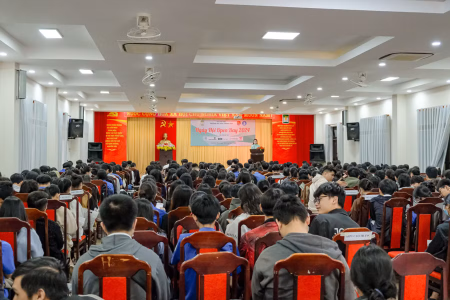 Ngày hội thu hút gần 1.000 học sinh THPT trên địa bàn tỉnh Thừa Thiên Huế tham gia.