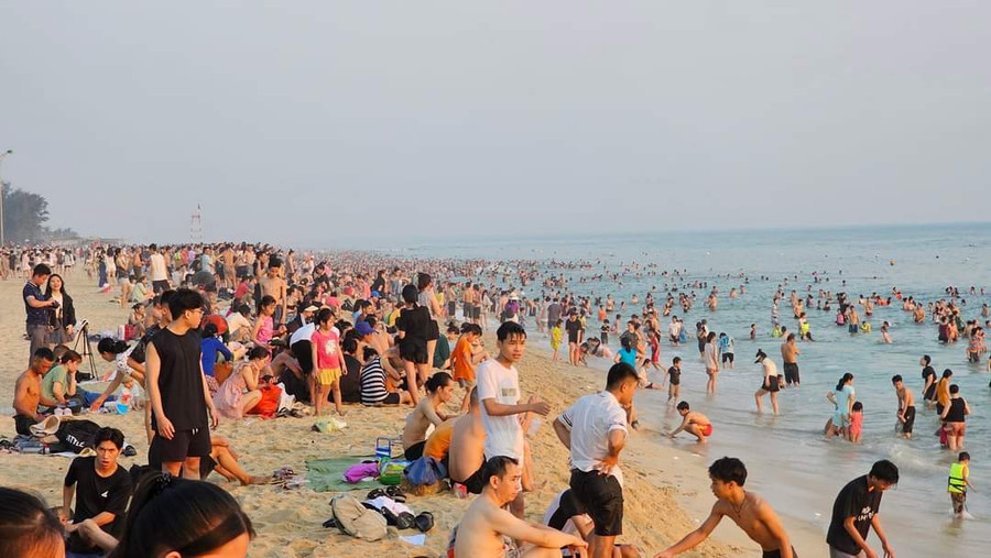 Từ sáng sớm, biển Thuận An đã đông nghịt người dân và khách về tắm. (Ảnh: P.T.Đ).