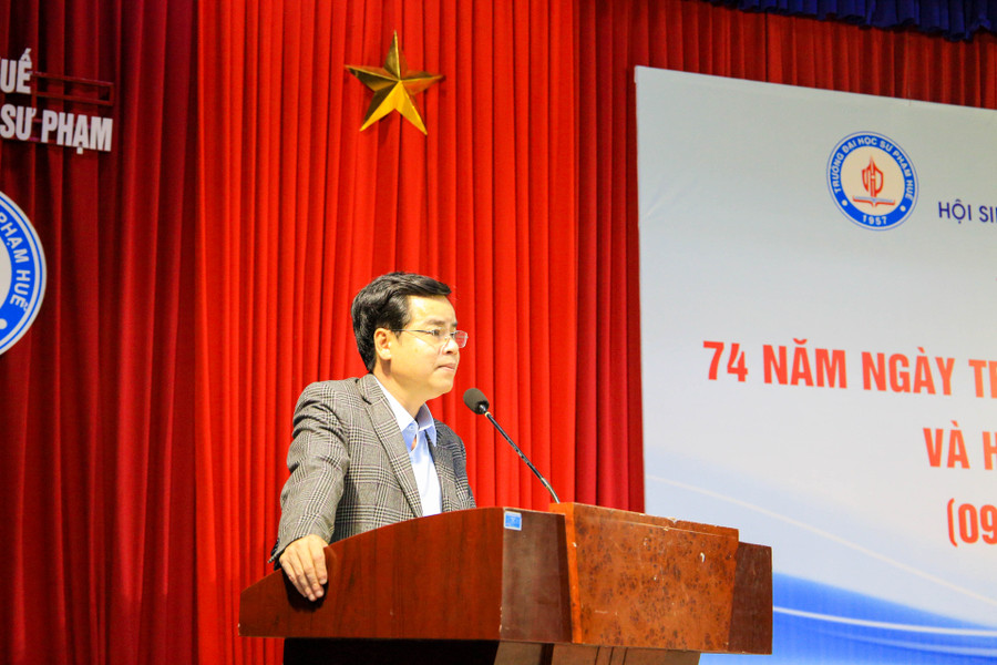 PGS.TS Nguyễn Thành Nhân – Phó Hiệu trưởng Trường ĐH Sư phạm, ĐH Huế phát biểu chỉ đạo tại buổi lễ. PGS.TS Nguyễn Thành Nhân – Phó Hiệu trưởng Trường ĐH Sư phạm, ĐH Huế phát biểu chỉ đạo tại buổi lễ.