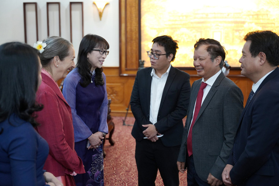 Bí thư Tỉnh ủy Thừa Thiên Huế - Lê Trường Lưu (thứ 2 từ phải sang) trò chuyện cùng 2 Công dân danh dự tỉnh là người nước ngoài vừa được vinh danh. Bí thư Tỉnh ủy Thừa Thiên Huế - Lê Trường Lưu (thứ 2 từ phải sang) trò chuyện cùng 2 Công dân danh dự tỉnh là người nước ngoài vừa được vinh danh.