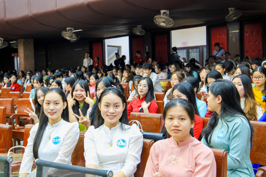 Rất đông đảo sinh viên tham gia buổi lễ. Rất đông đảo sinh viên tham gia buổi lễ.