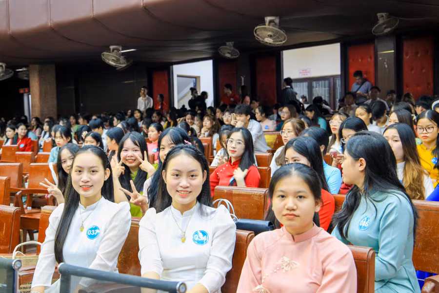 Rất đông đảo sinh viên tham gia buổi lễ.