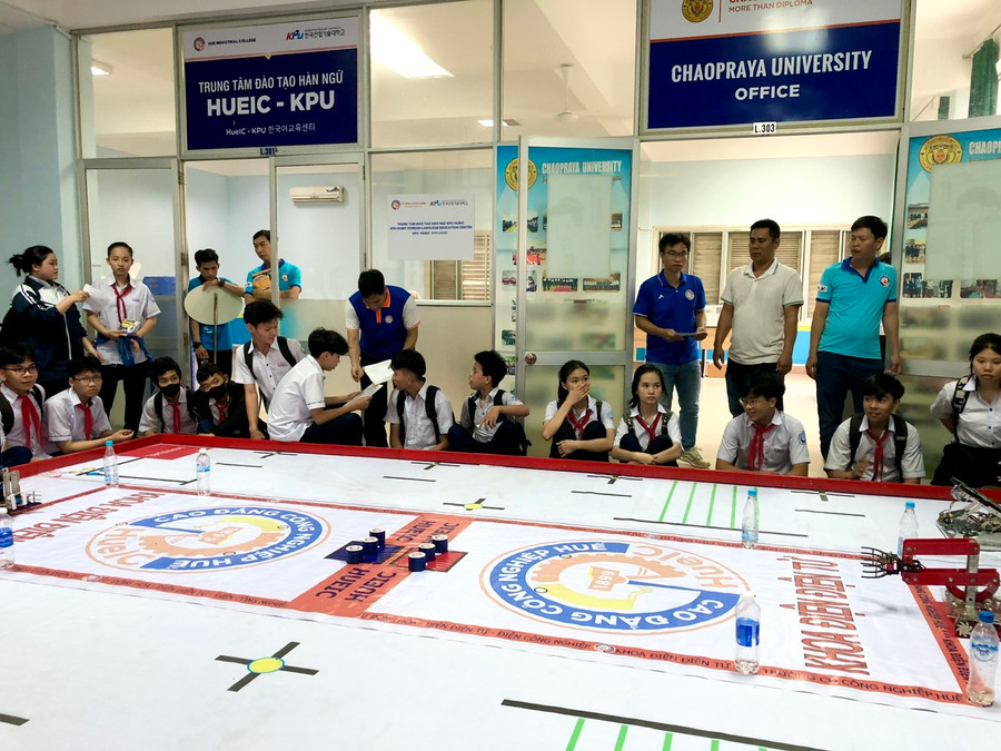 Học sinh THCS tham gia trải nghiệm robotcon.