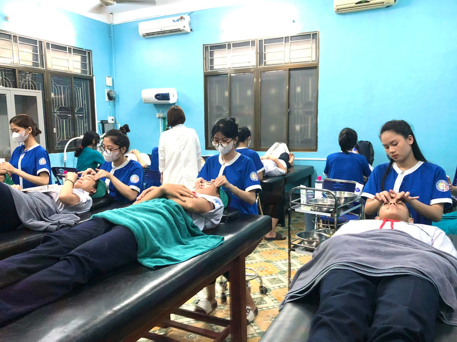 Học sinh trải nghiệm nghề chăm sóc sắc đẹp tại nhà Trường. (Ảnh: T.T)