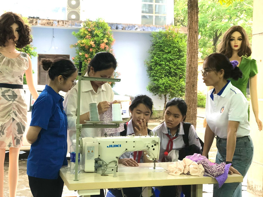 Nghề may được các em học sinh chú ý.