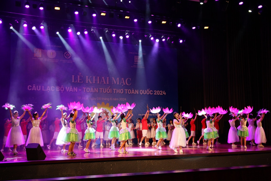 Đồng ca múa phụ họa “Ai yêu bác Hồ Chí Minh hơn Thiếu niên Nhi đồng”. (Ảnh: Đại Dương). Đồng ca múa phụ họa “Ai yêu bác Hồ Chí Minh hơn Thiếu niên Nhi đồng”. (Ảnh: Đại Dương).