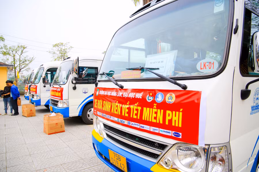 Trường ĐH Nông lâm, ĐH Huế tổ chức 4 chuyến xe đưa sinh viên về quê ăn Tết miễn phí.