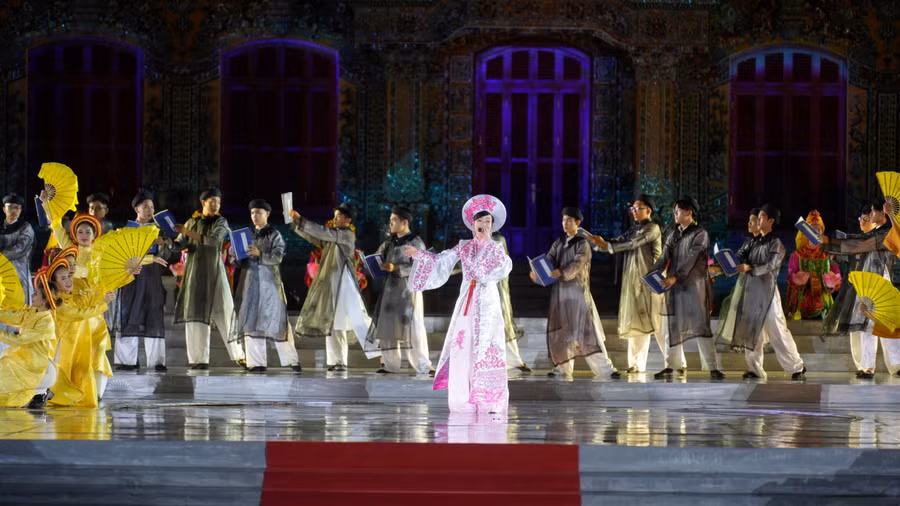 Hình ảnh Huế hiện lên thân thương, sang trọng và tình cảm trong đêm khai mạc Festival Huế 2024. (Ảnh: Ngọc Hiếu)