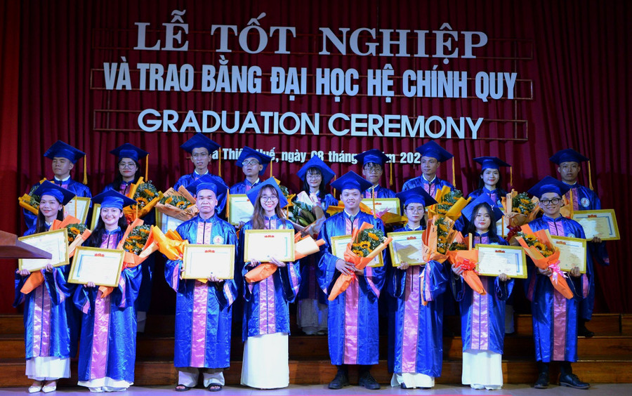 Tặng bằng khen cho các sinh viên Xuất sắc. Tặng bằng khen cho các sinh viên Xuất sắc.