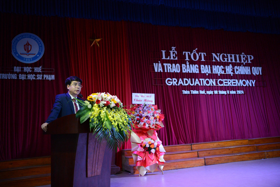 PGS.TS Nguyễn Thành Nhân, Phó Hiệu trưởng phụ trách Trường ĐH Sư phạm, ĐH Huế phát biểu tại buổi lễ. PGS.TS Nguyễn Thành Nhân, Phó Hiệu trưởng phụ trách Trường ĐH Sư phạm, ĐH Huế phát biểu tại buổi lễ.