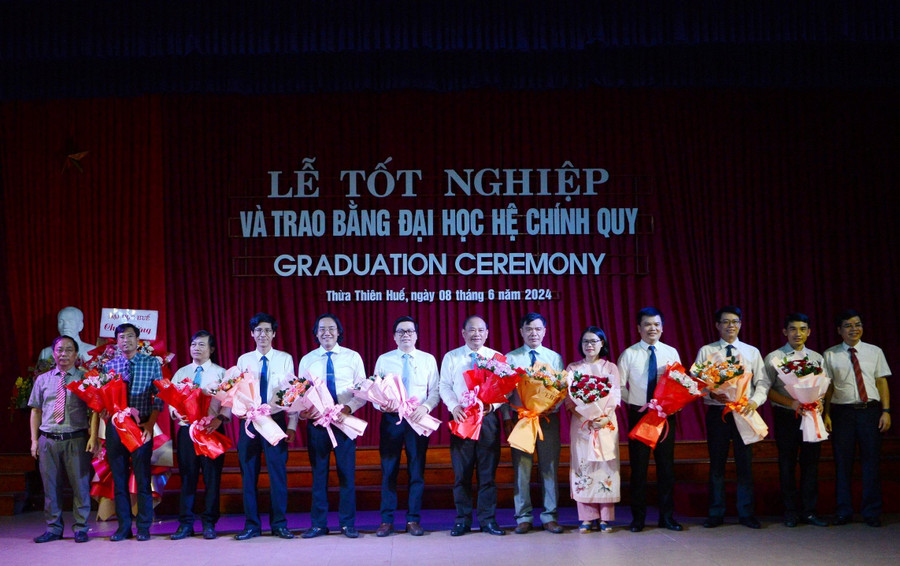 Tặng hoa chúc mừng các Trưởng khoa có sinh viên tốt nghiệp. Tặng hoa chúc mừng các Trưởng khoa có sinh viên tốt nghiệp.