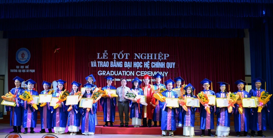 Lễ tốt nghiệp và trao bằng ĐH chính quy khóa 2020-2024 Trường ĐH Sư phạm, ĐH Huế trang nghiêm và ấm áp.